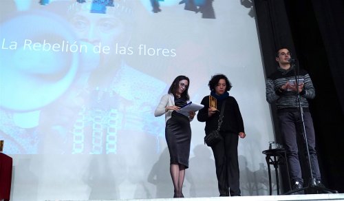 María Laura Vásquez ritira il Premio Malvinas per "La rebelion de las flores"